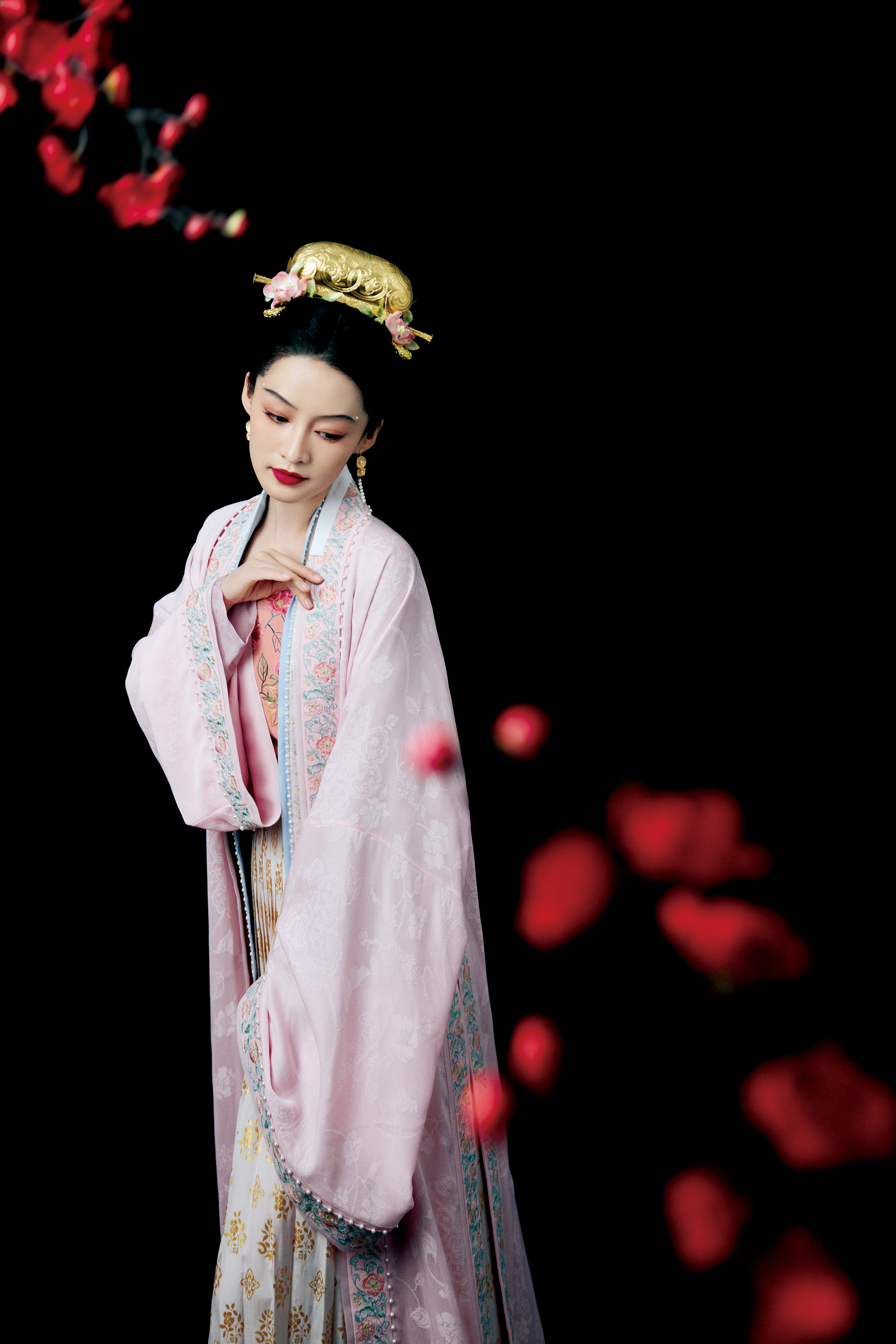 #李沁央视春晚宋韵造型##李沁春晚宋韵古装大片##春晚#放大招啦～一袭粉色刺绣宋