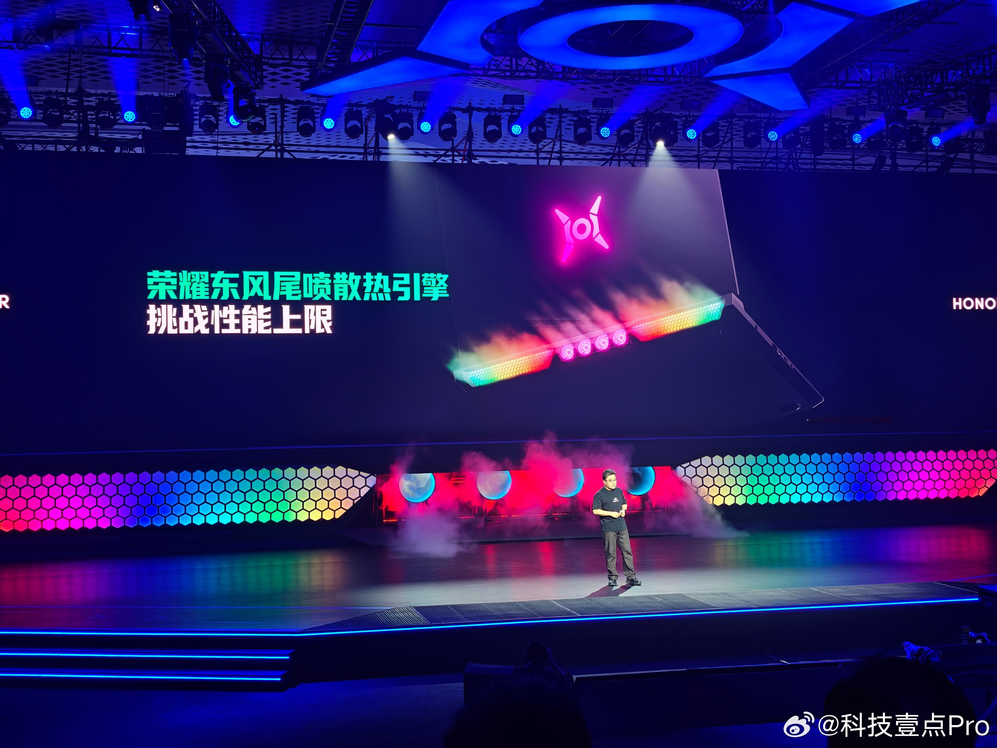 荣耀WIN游戏本发布会正式开始了，依然是林林主讲，上来给WIN的H9和H7的外观