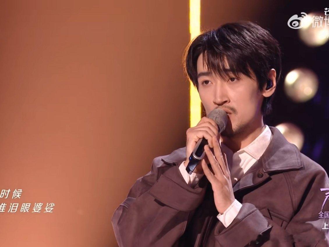 声鸣远扬开场曲唱给香港同胞湖南卫视的格局真的很大，紧跟时事，开场歌曲为香港同胞祈