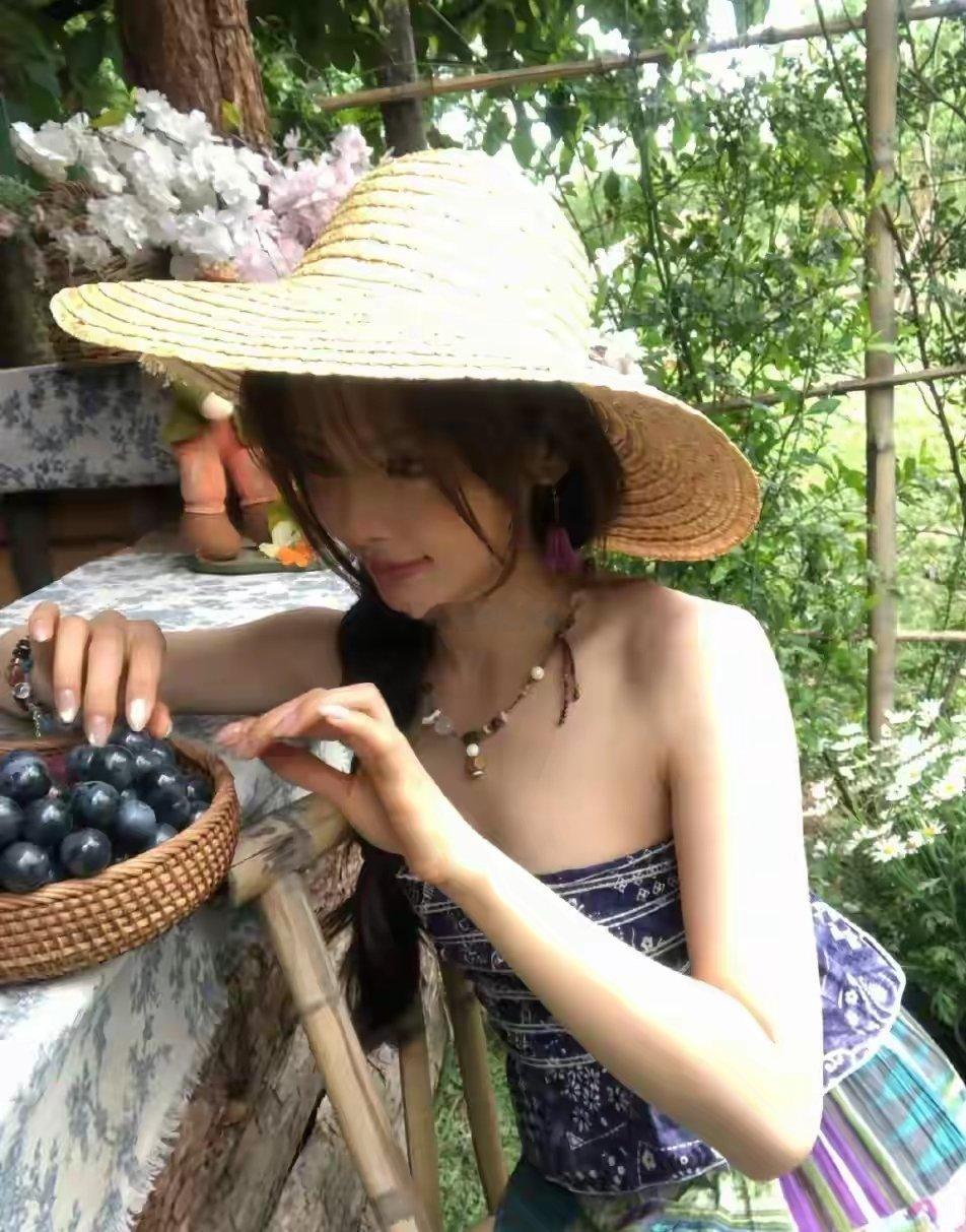 杨超越，农场里的小姑娘 
