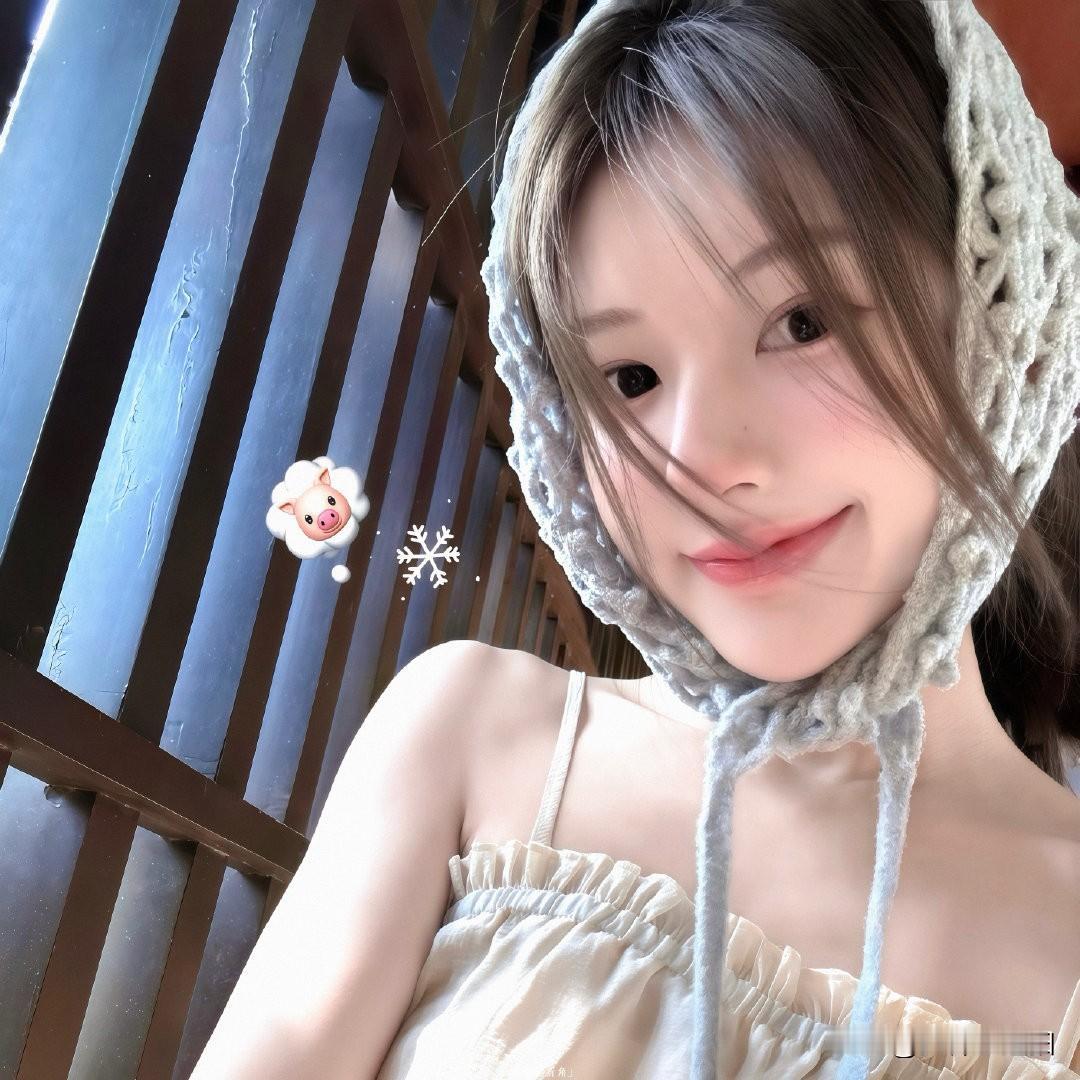 冬日暖阳下，微笑女孩与小猪的温馨瞬间