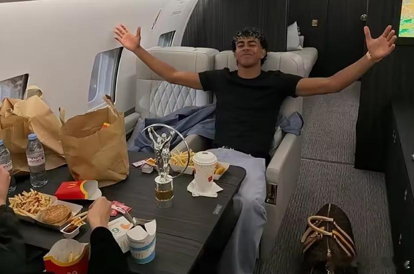 据西班牙《马卡报》报道，在巴萨对阵塞尔塔的比赛中，巴萨前锋亚马尔不幸受伤离场。为