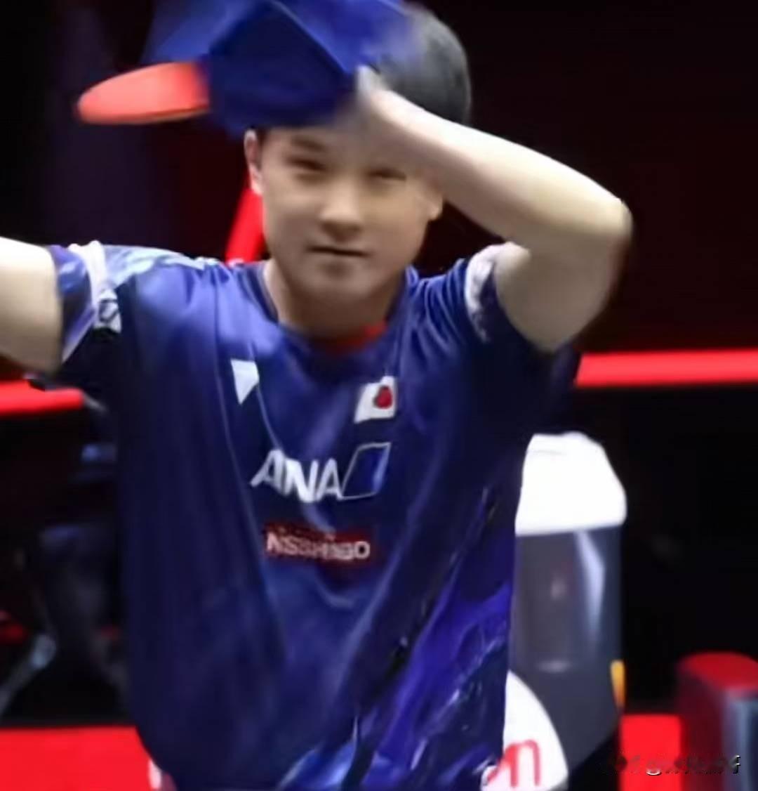 《教练离场、球员沮丧！张本智和赛后跳网红舞，梁靖崑黯然神伤》
在WTT新加坡年终