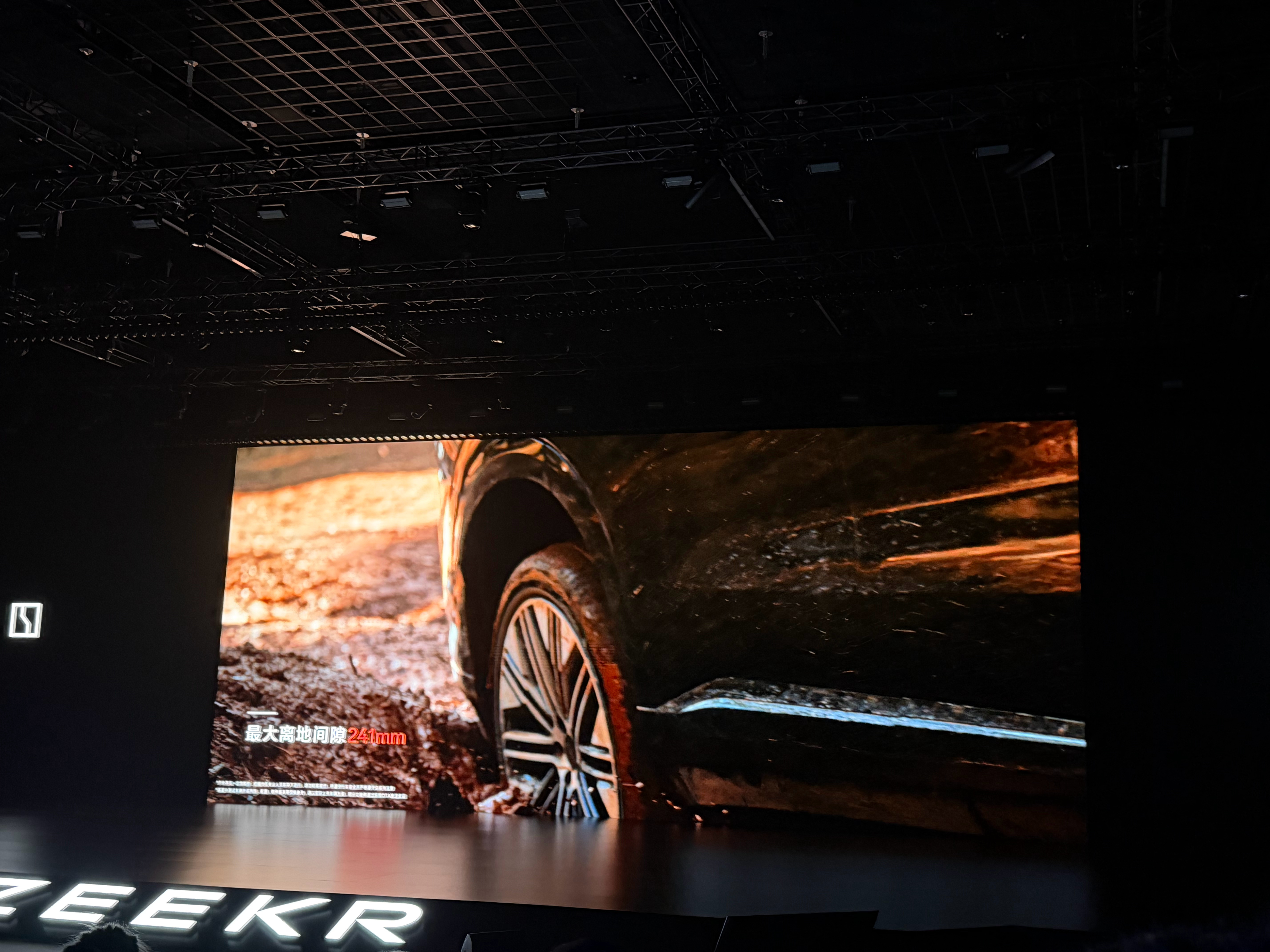 极氪都是实拍，没有Ai豪华高级感扑面而来极氪8x新公路之王