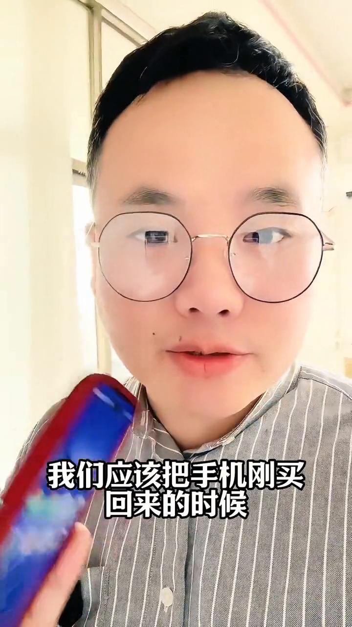 关闭手机两个设置，电池使用寿命翻倍。
手机里有一个特别耗电的设置，99%的人都不