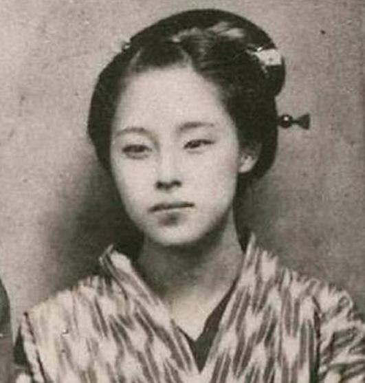 1942年的一个深夜，八路军游击队长甄凤山悄悄进到女战士的房间，来到床边，拽开被