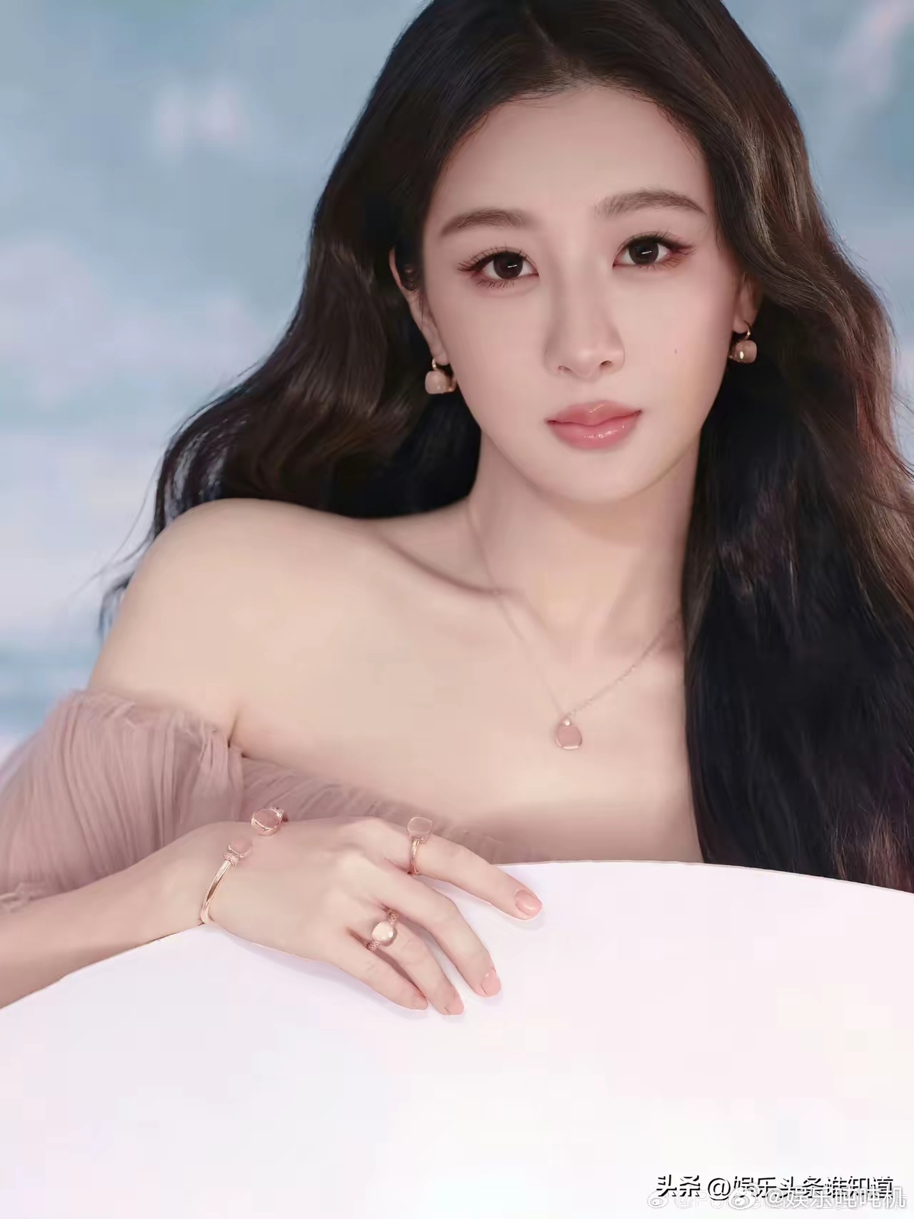 要不说是标杆，视后杨紫祖海高定一战成名。内娱女星相互追捧祖海高定，昨天芭莎红毯活