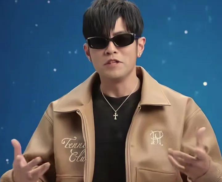 周杰伦澳网5秒出局！没碰球却赢全网？百万捐款藏真相
 “完了完了，连球都没碰到！