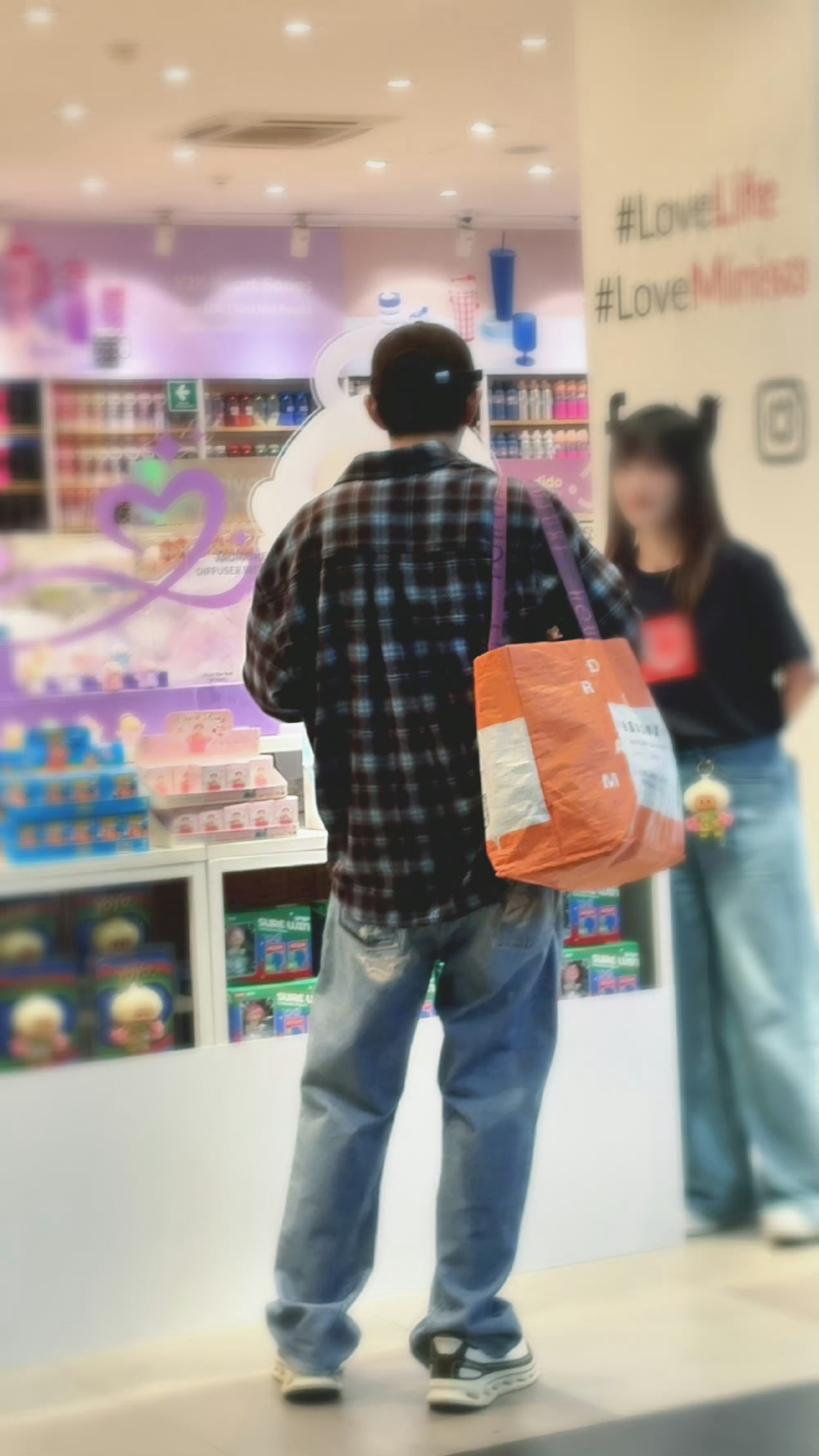 邓为墨西哥逛街背雷霆大包来自邓为的松弛感！高大威猛帅气必须雷霆出击！ 邓为的高级