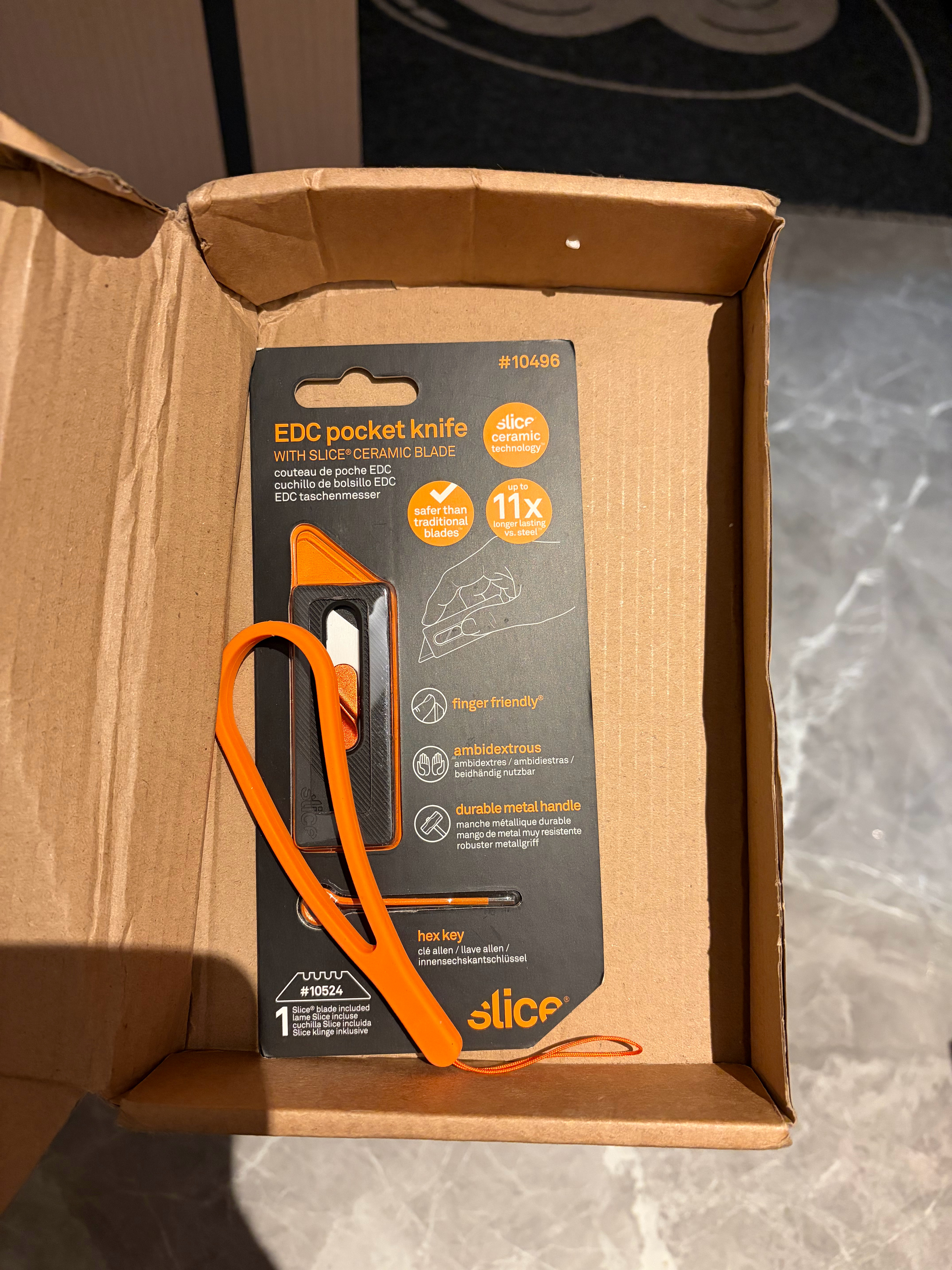 slice 这个开箱刀真好用，陶瓷刀刃很快但不剌手，刀刃可以收起来，质感好，设计