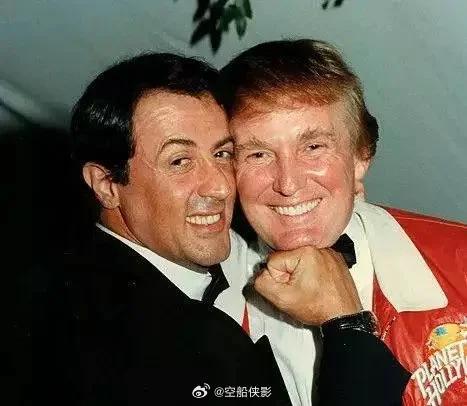 昨天感恩节，特朗普海湖庄园高朋满座，马斯克和他的母亲在场，还有我们熟悉的好莱坞硬