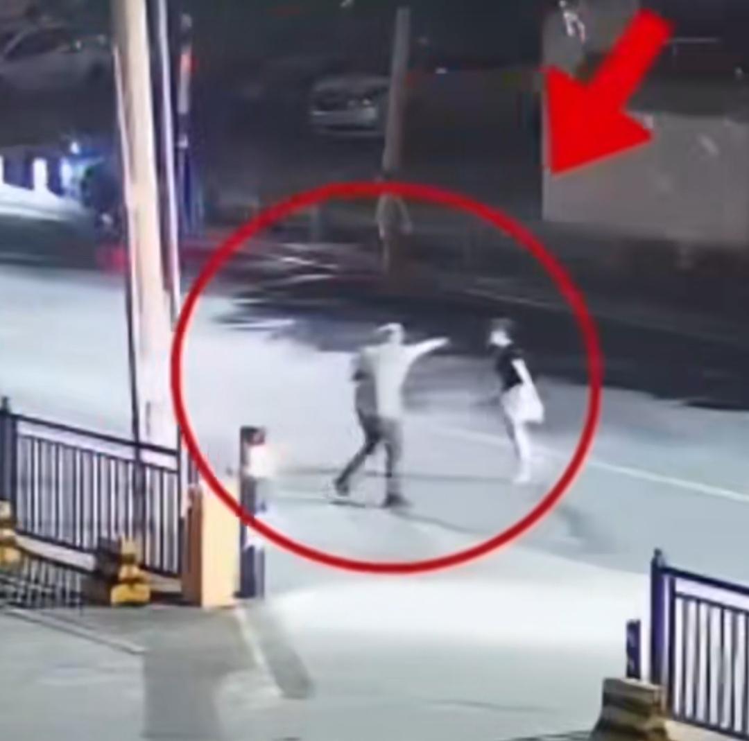 营门口突发滋事，武警火速施救守护群众平安。近日，在一处武警支队营区门口发生了暖心