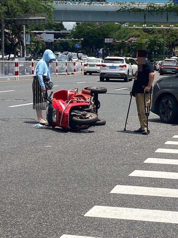 在一个市区限摩的城市，政府为了照顾残疾人士，特意给他们市区驾驶摩托助力车的特权。