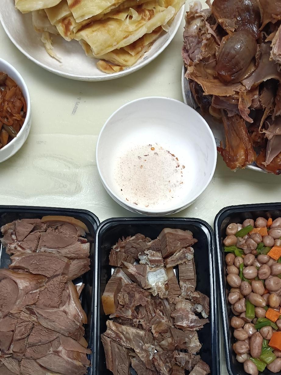 都说老嫂比母，还真是这么回事！
二大伯嫂比我们大十好几岁，对我们可好了！特别关心