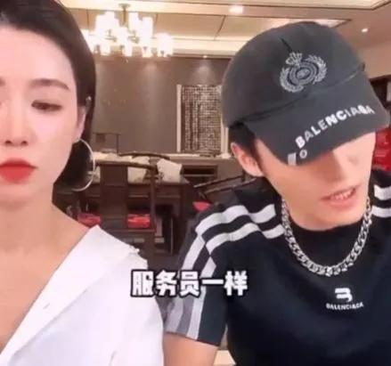 在薇娅倒台、李佳琦翻车之后，网友们纷纷来到小杨哥的直播间，高呼“做直播别骄傲自满