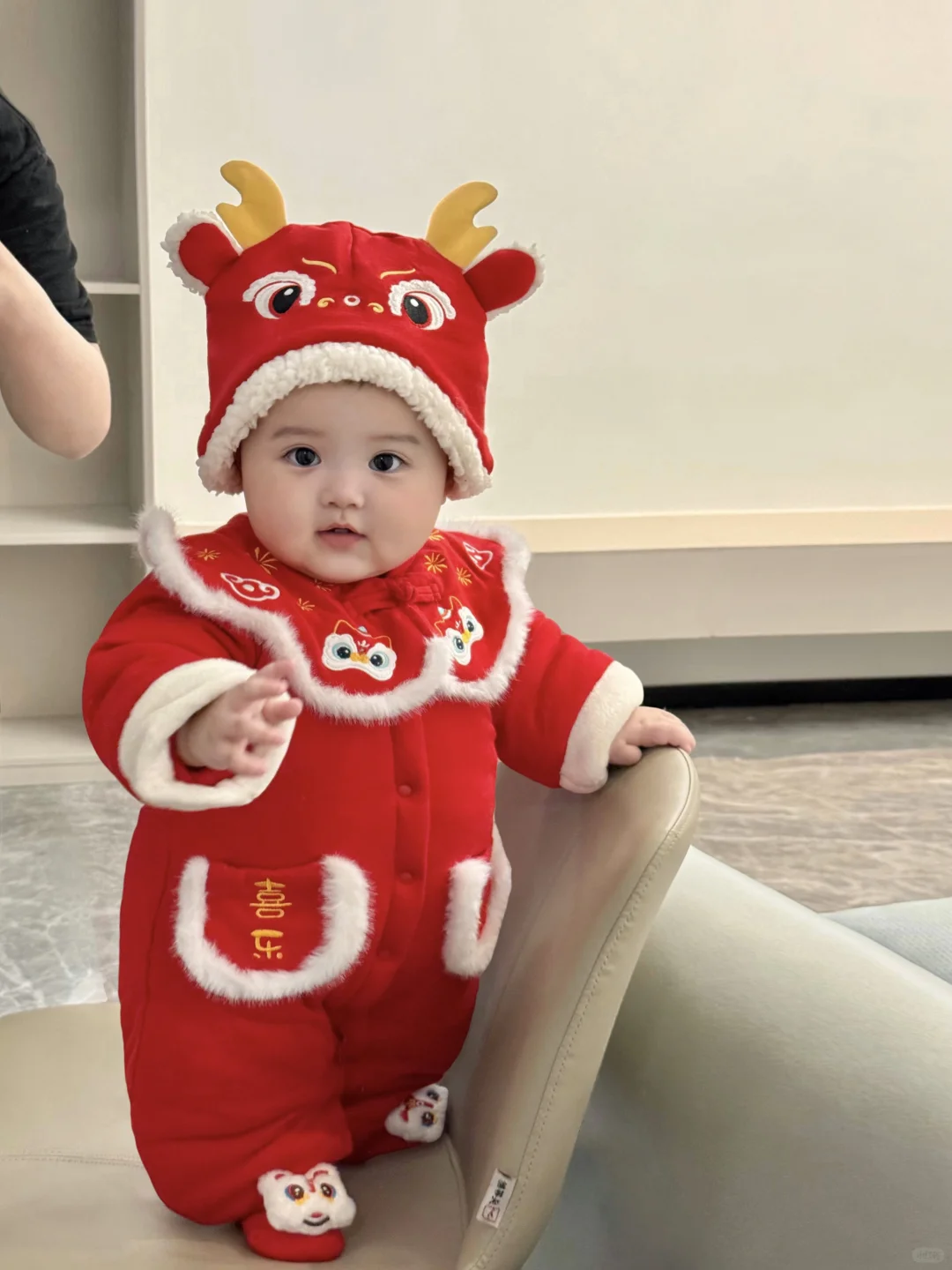 好喜欢我的胖宝宝，真像一个小手办呀～