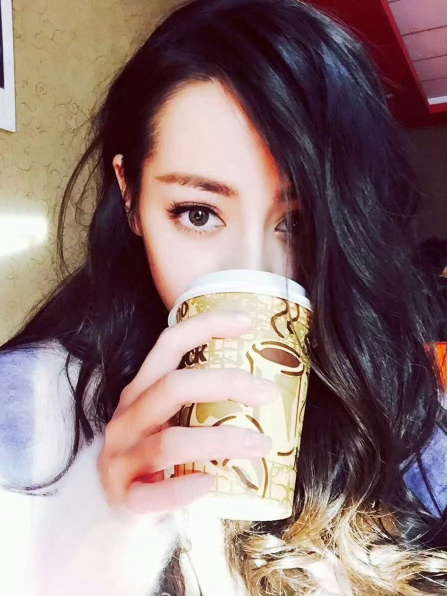 迪丽热巴也看演员的自我修养好了好了，我知道这个线下活动让很多下家粉丝都酸到跳脚了