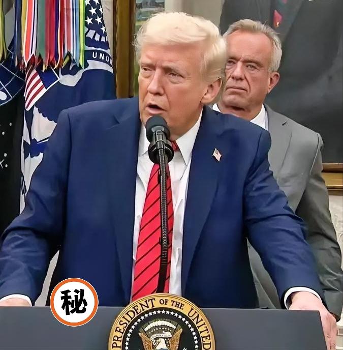 特朗普又在那自说自话呢！硬说伊朗“迫切想跟美国谈，就是不敢说”，理由竟然是怕被美