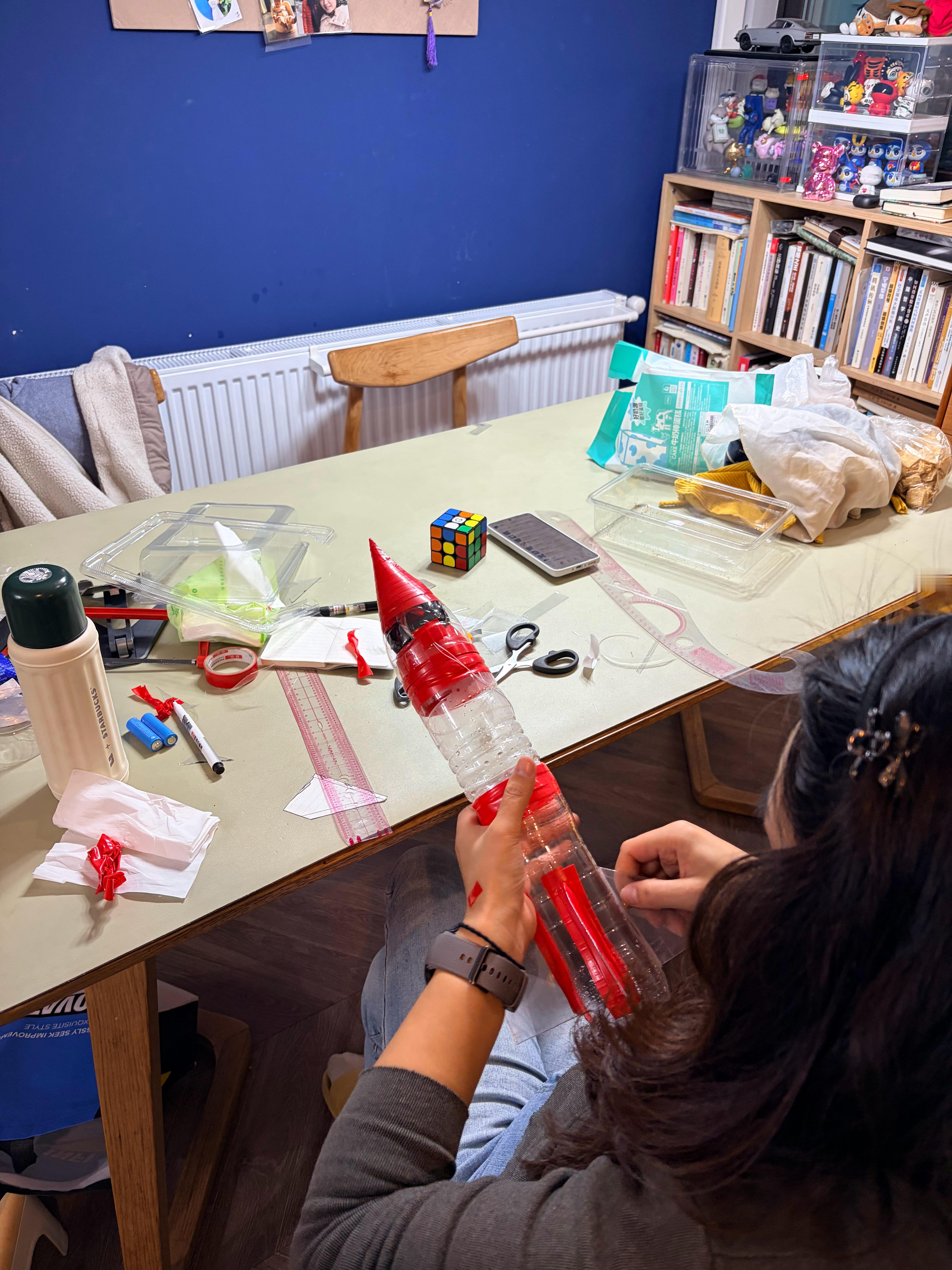 看起来以后不管娃学校布置什么“家长作业”，我们家都会拿第一。雾都奶爸