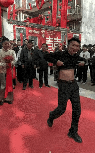 我一直想不明白，
为什么一定要踩着过去？
是某个地方的习俗吗？