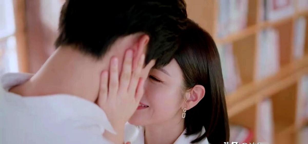 听说，去年姐弟恋的婚姻成功率，暴涨了18%。
这哪是弟弟们变乖了，这是姐姐们想通