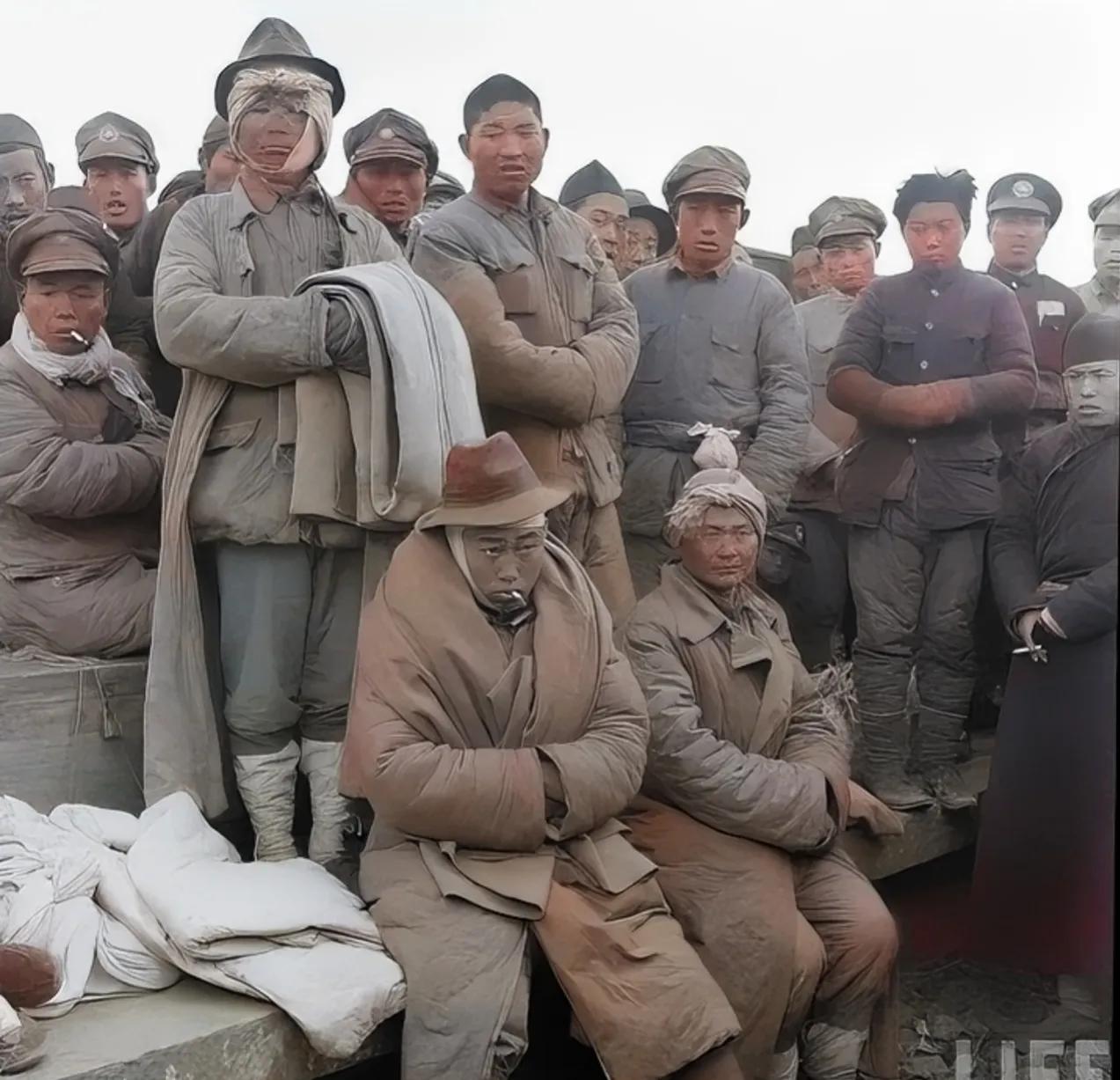 1949年，淮海前线，一群败退的国军士兵，他们看上去蓬头垢面，每个人的脸上都挂着