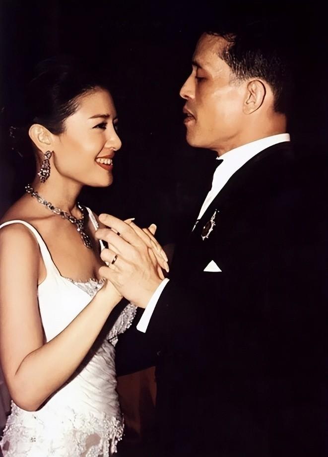 苏提达王后虽美，更多是建立在她“六边形战士”能力上的美。
而西拉米王妃则是世俗意