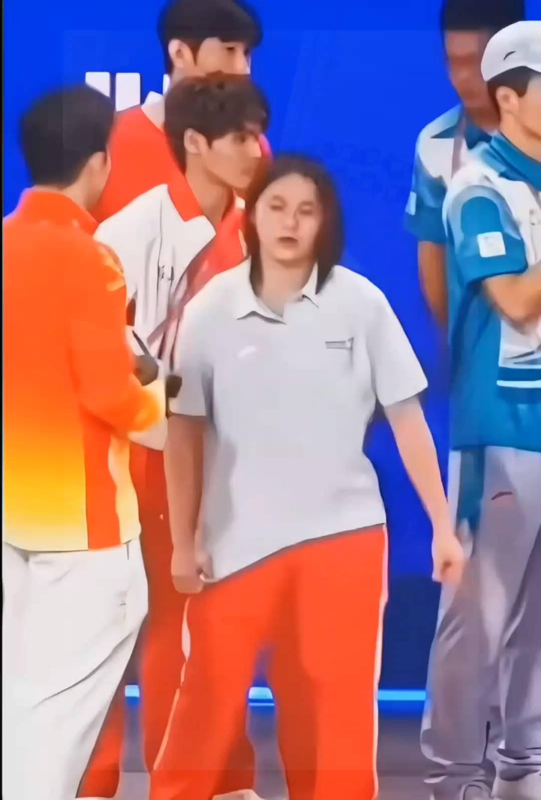来，我们大家一起来。