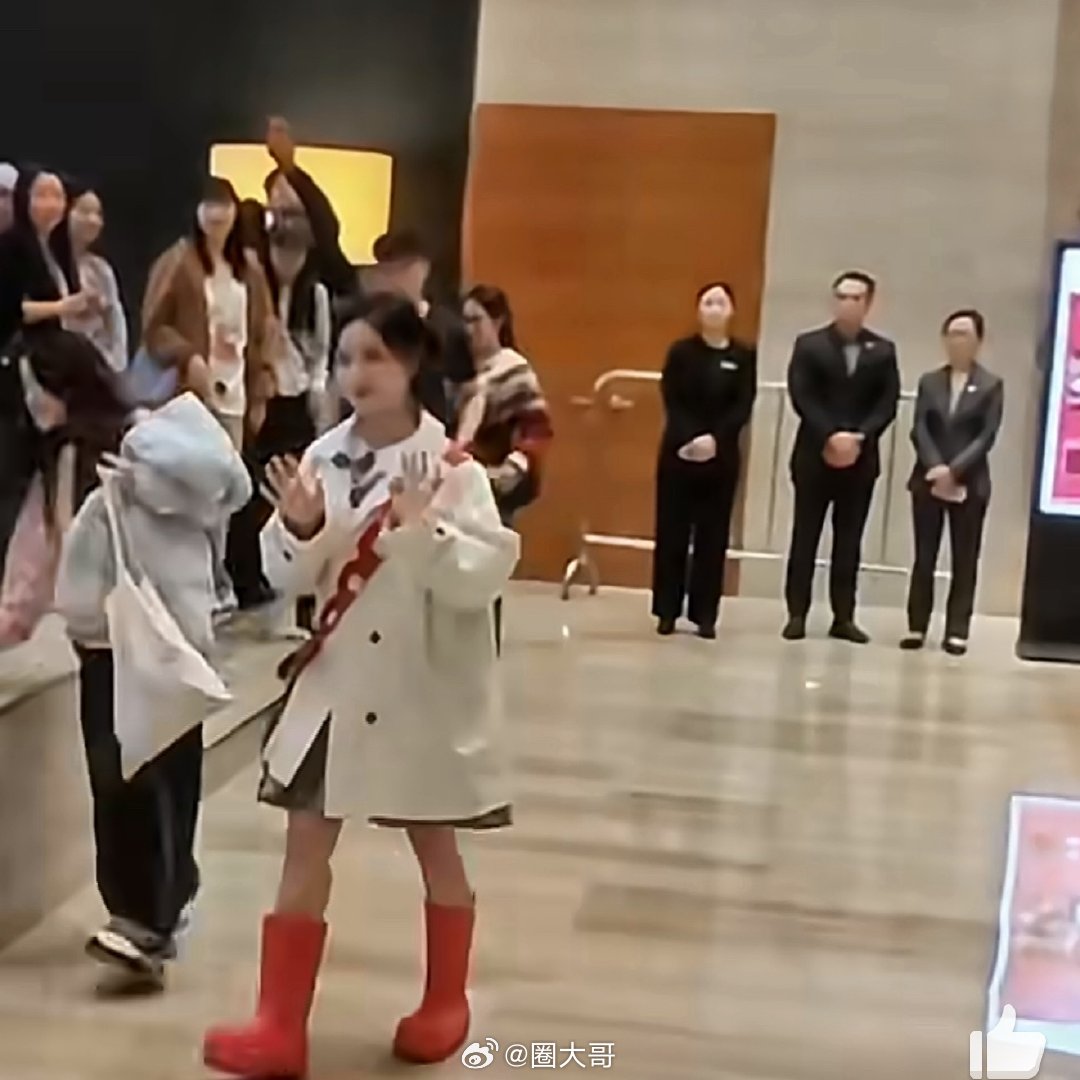 沈月桃花坞6录制路透沈月在综艺《五十公里桃花坞5》的新路透来了，可可爱爱没有脑袋