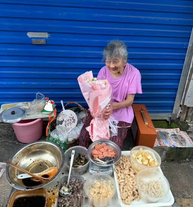 邓超又去买一毛钱老奶奶的凉菜了记忆吧每次回南昌都得去看看老奶奶 ，在买点凉菜下次