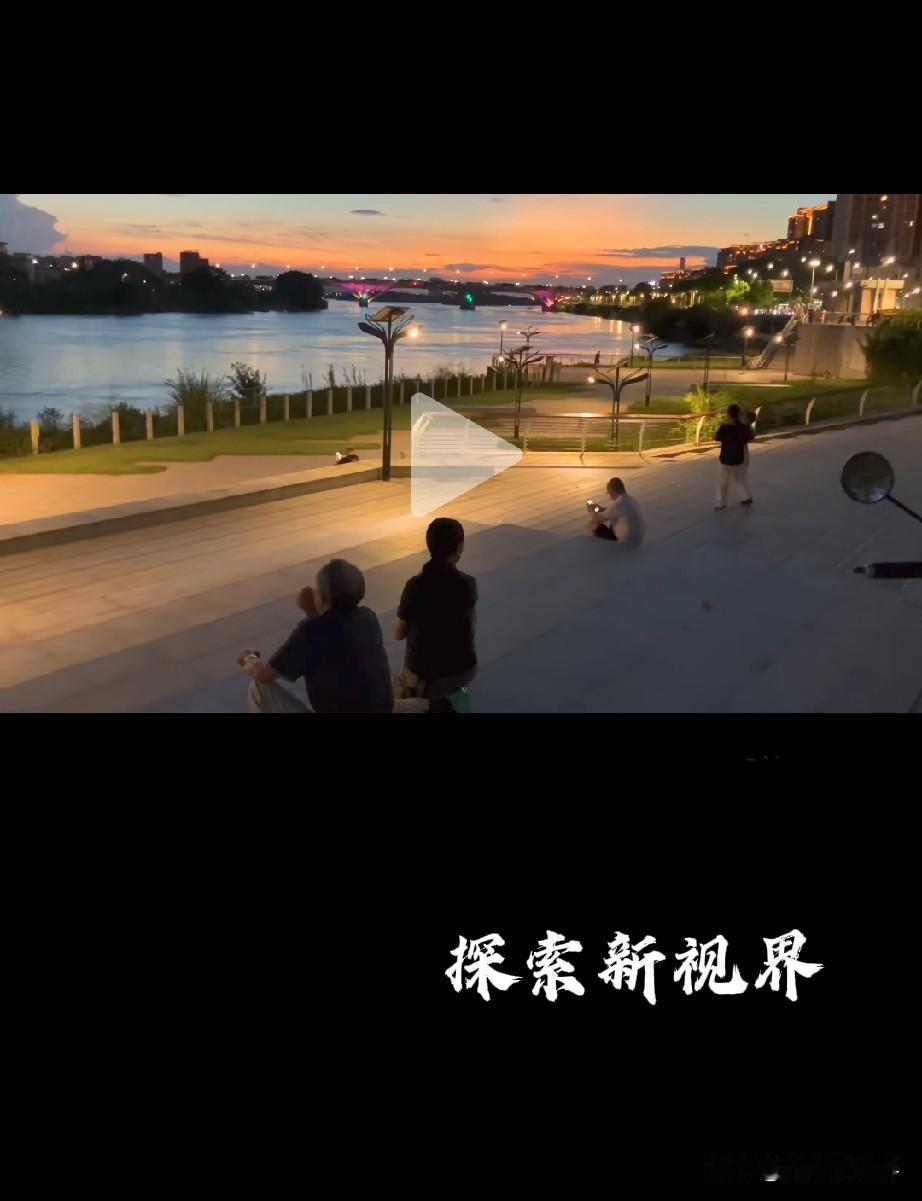 适合散步的地方！这里是佛山禅城区澜石公园，园内有星际主题滑梯和攀岩区，融合了石湾