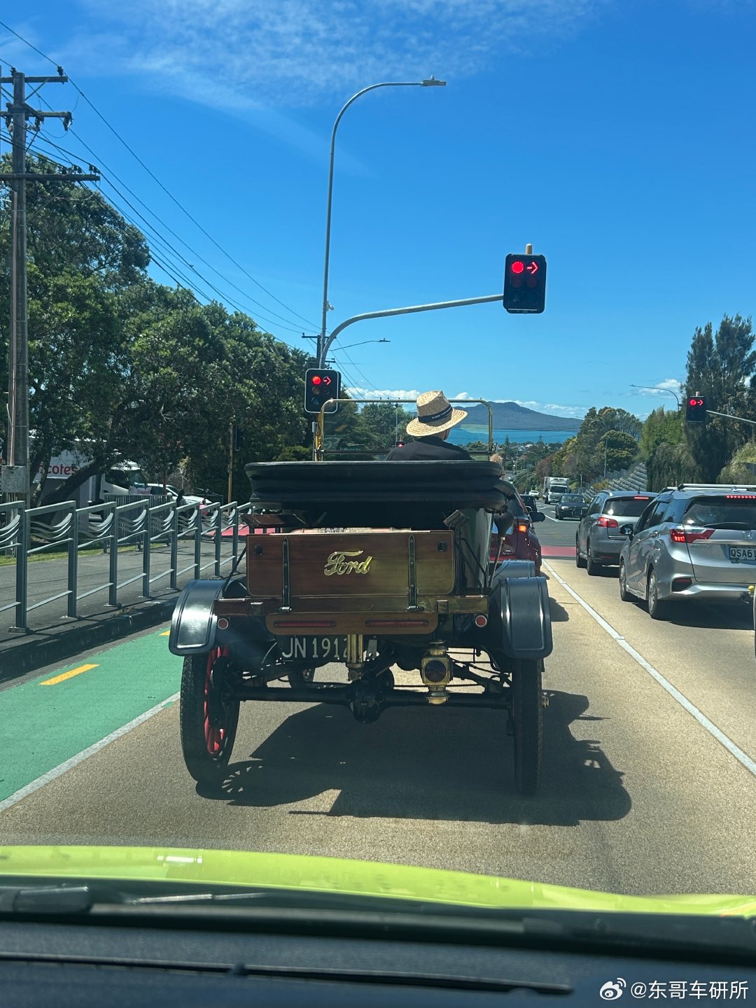 等红灯，前面是一辆1912年的Ford Model T，曾经的工业奇迹。“让工人
