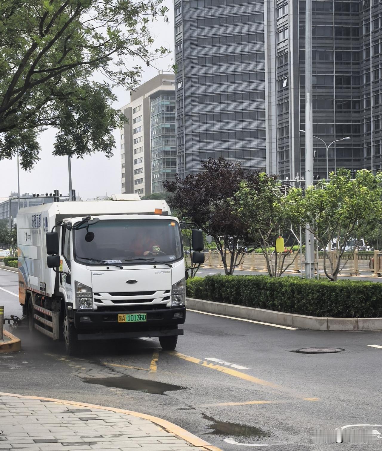 网友问：真不明白，北京刚刚下完雨，为什么洒水车还在街上洒水路上的洒水车 雾状洒水