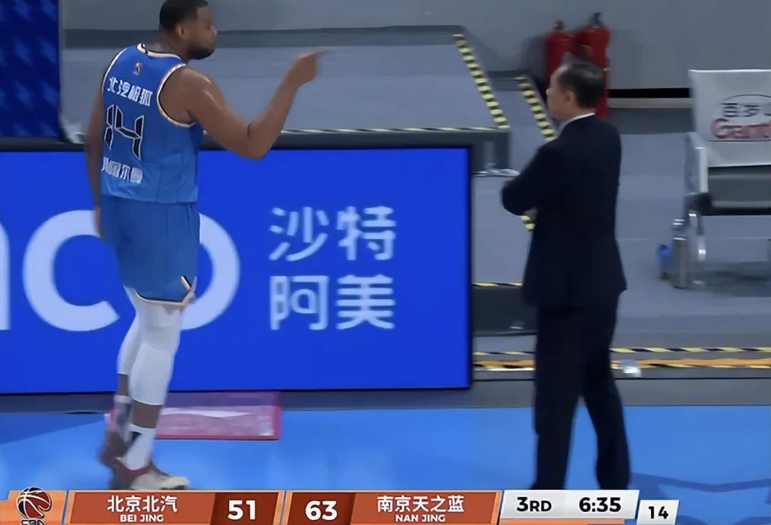 CBA特色“名场面”，北京北汽男篮外援斯佩尔曼被换下场时手指主教练许利民口吐莲花