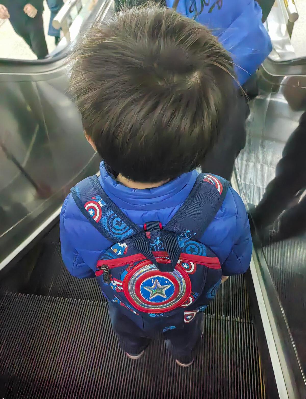 两岁半娃自己乘电梯，摔了自己爬起来，全程英文跟爸聊天。
不是超人，是练出来的。