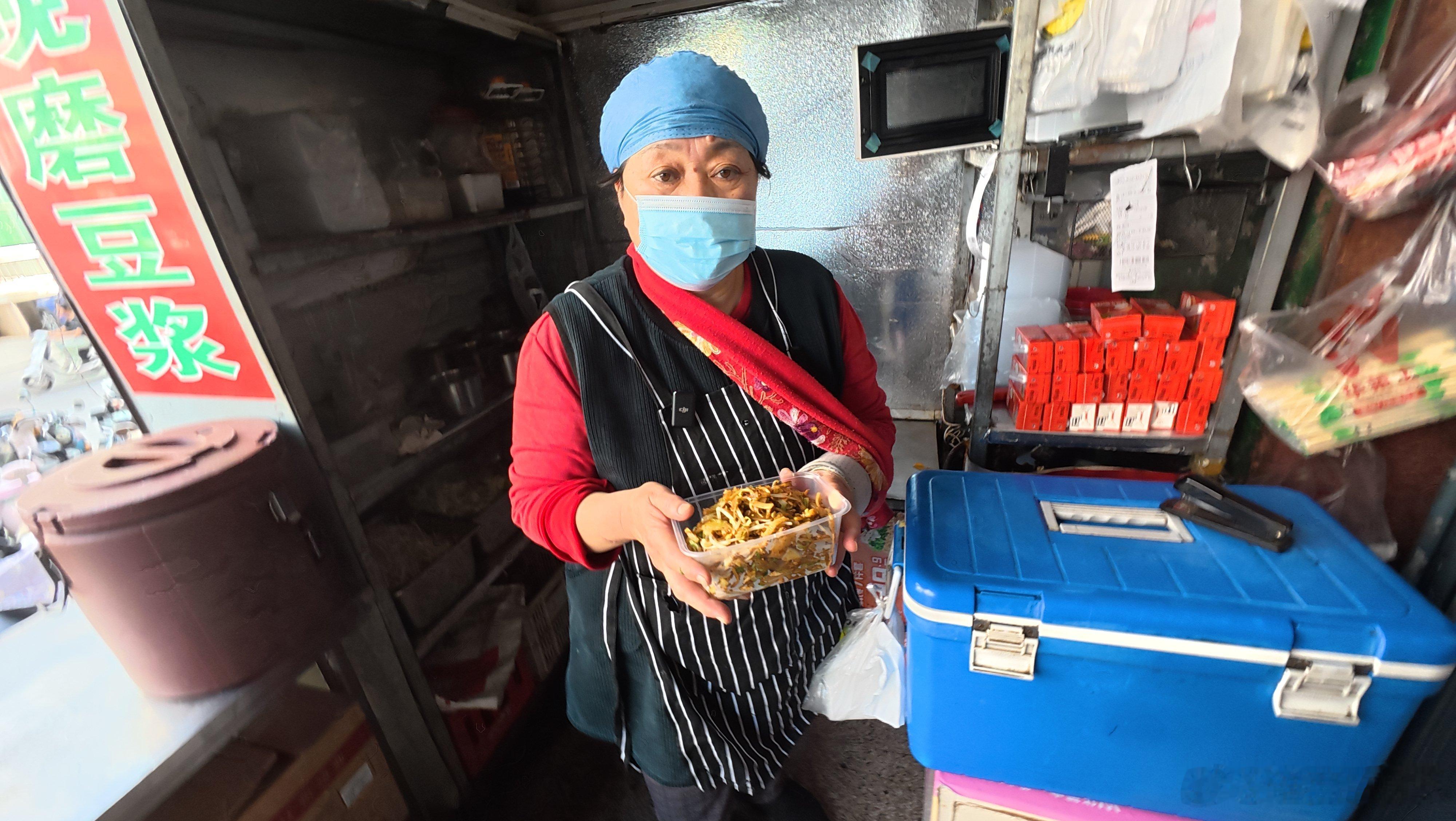 河南六旬阿婆单手炒粉救孙63岁阿婆为救孙子炒粉13年 明明自己过得很难，却坚决拒