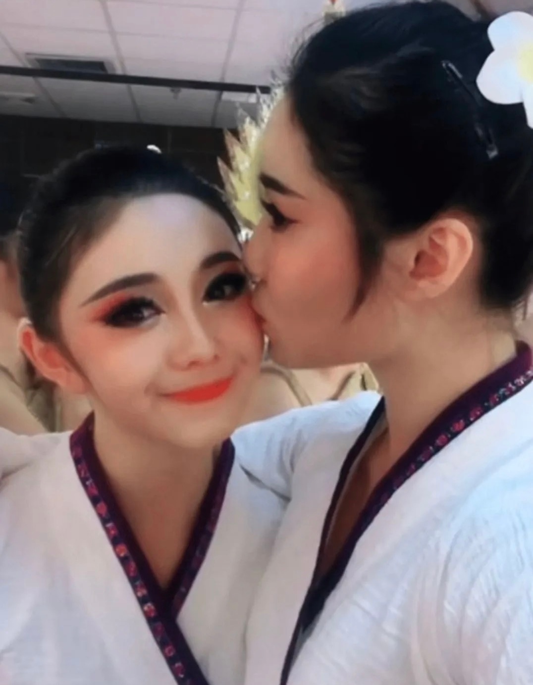 啧 