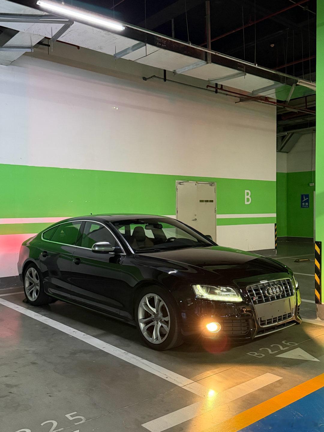 再买个黑色奥迪汽车开开