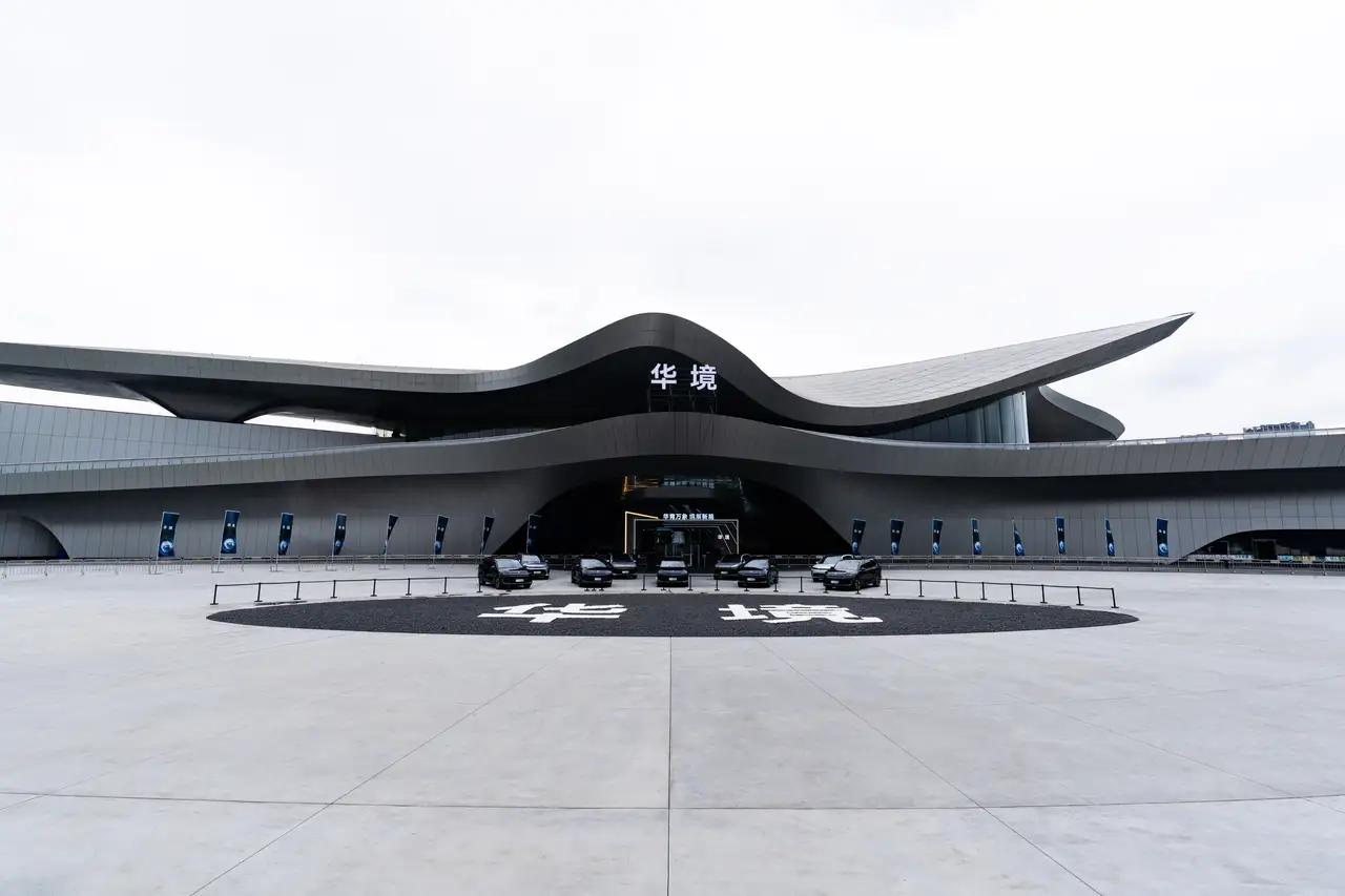 各位车友，现在买车选智驾，最怕啥？最怕各种选装套路。

前段时间我哥们儿看车，销