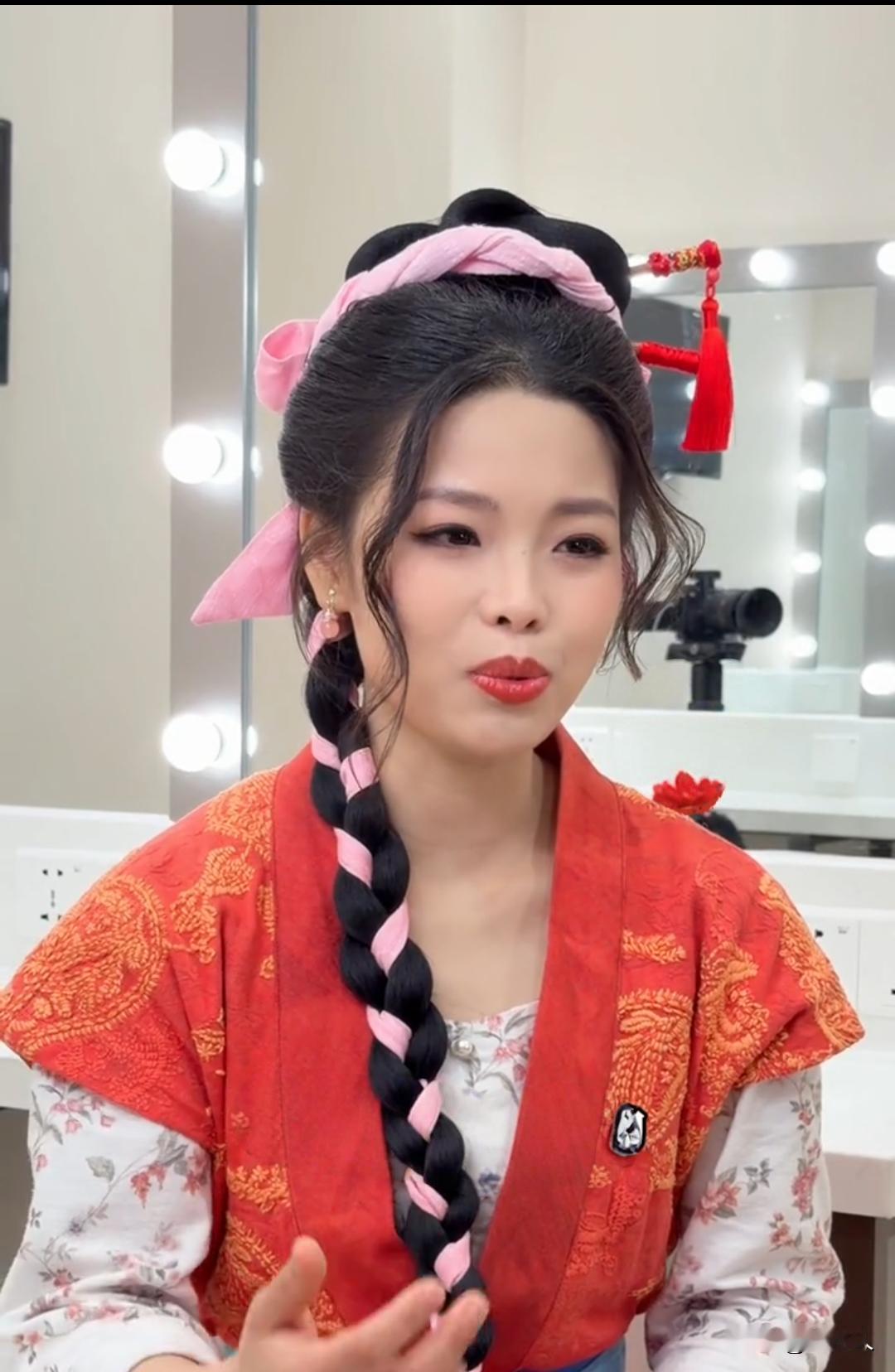 时隔20年，曾经的莫小贝早已经长大。换上“嫂子”佟掌柜的衣服，眉眼间依旧熟悉，让