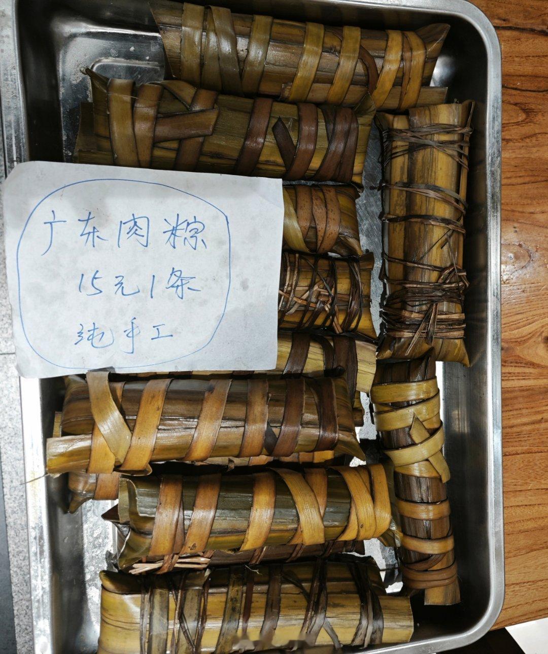 在大连吃到了特靠谱的沙姜啫啫生肠煲巨型的广东肉粽带元贝的花胶鸡汤要感动到流泪了赶