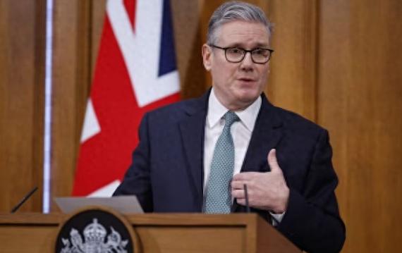 英国夹中间太难了，最近北极圈里的格陵兰岛突然成了“网红”，不是因为风景美，而是因