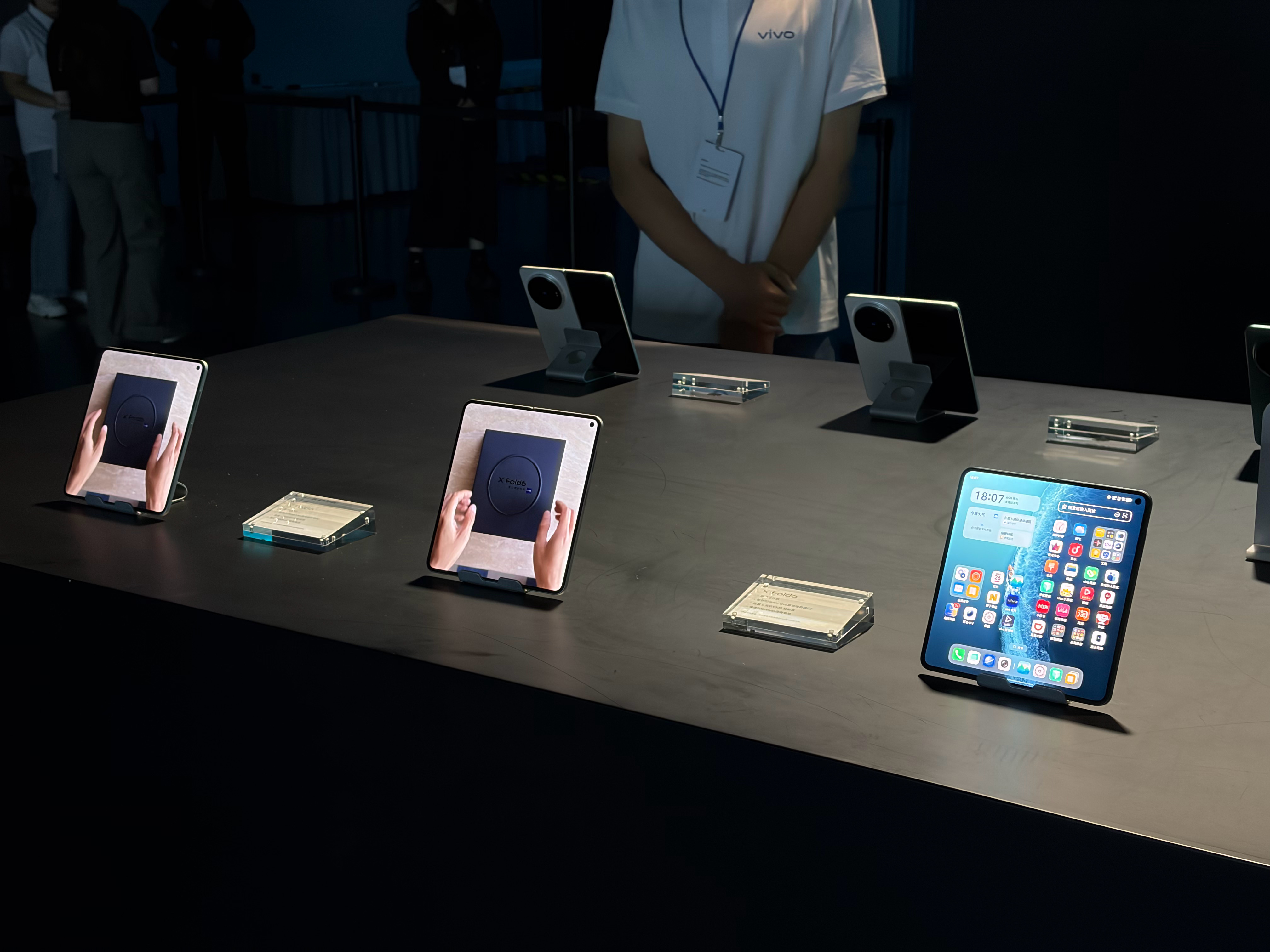 vivo X Fold6现场布置的非常好，依然给大家推荐蓝洞配色，非常高级好看，