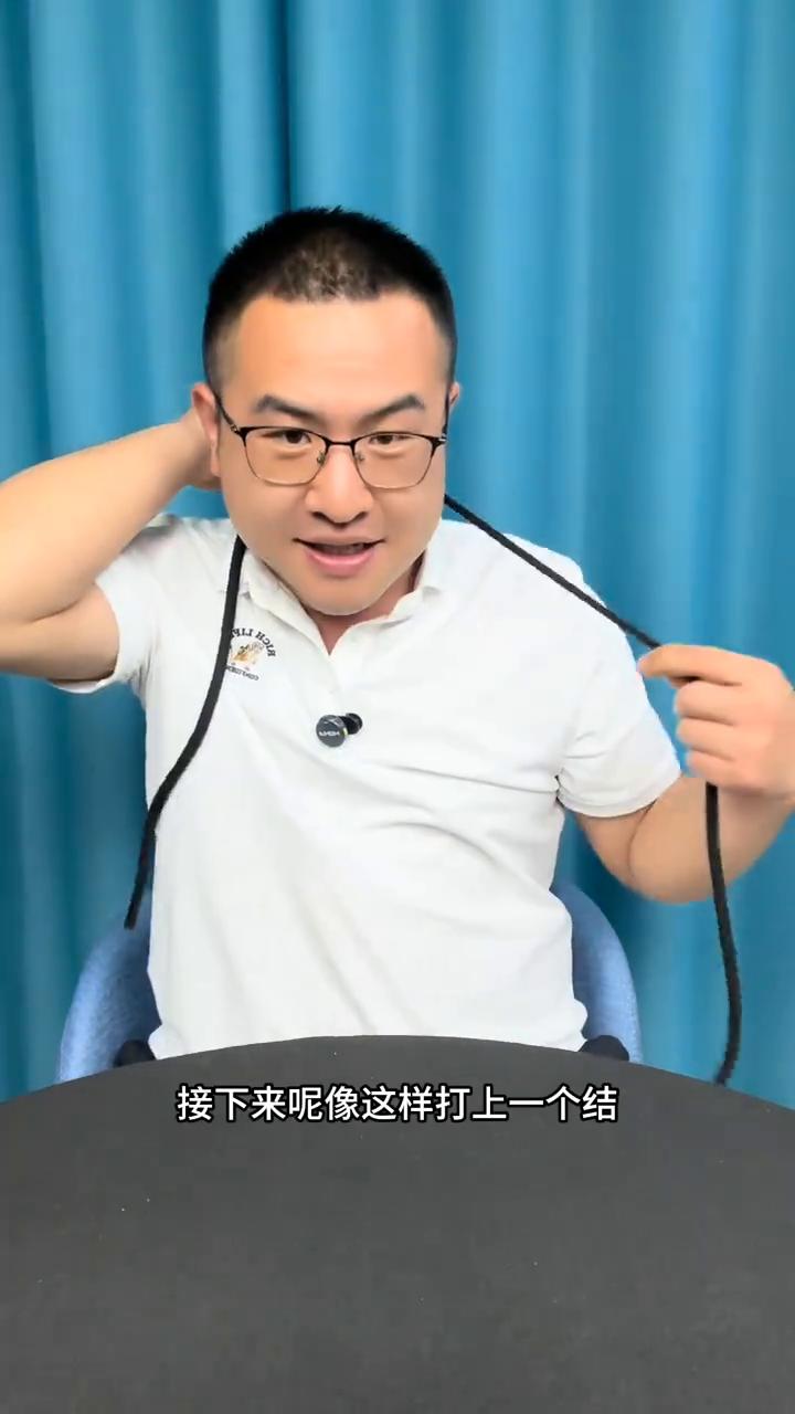 让女友跟着你做，结果让人意外。
大家好，视频中的绳子穿越脖子是如何做到的？接下来