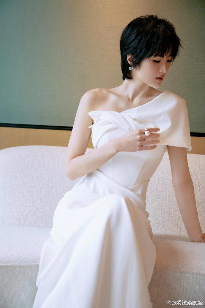 王安宇姚安娜二搭就这么有梗王安宇给姚安娜和烟花拍合照漫天烟花映衬温柔夜色，独特同