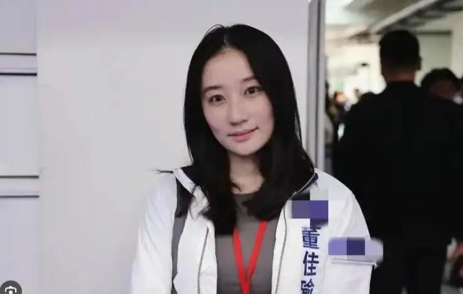 郑丽文率国民党 14 人代表团访陆，团队里最受关注的莫过于 30 岁的国际事务部