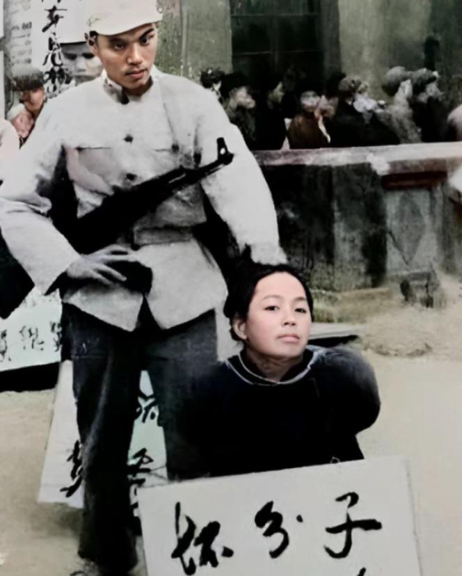 [中国赞]这张照片拍摄于1962年，地主婆吕秀英被处决前摄影师按下了快门，从她面