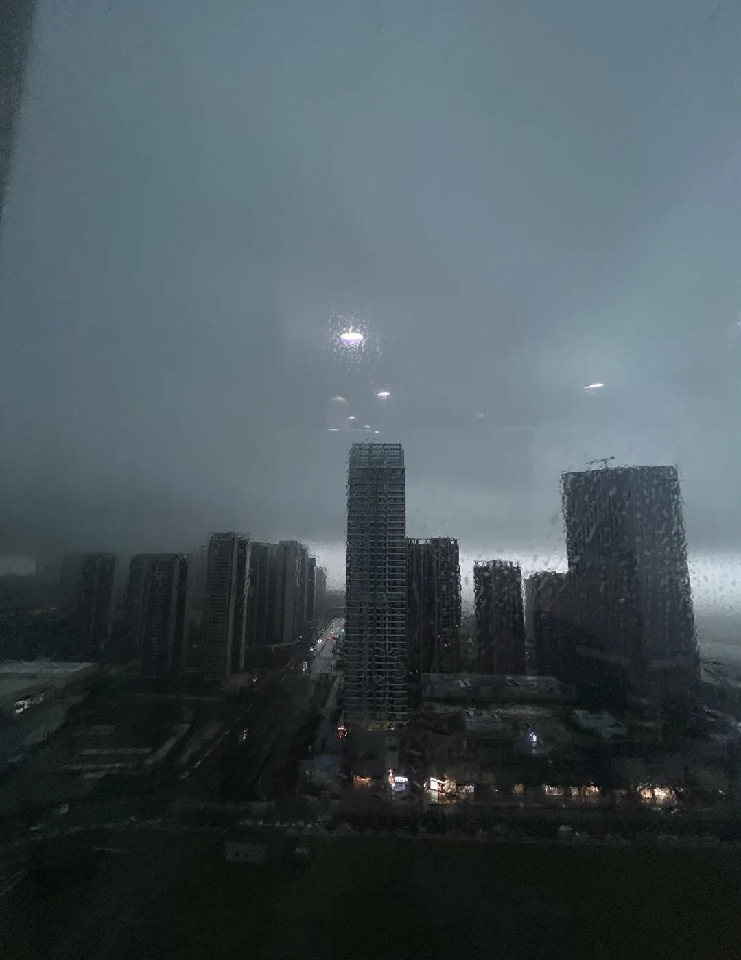 湛江，你想干什么？突然变黑了
我上篇笔记发了还没多久，
外面的天空突然变黑了，