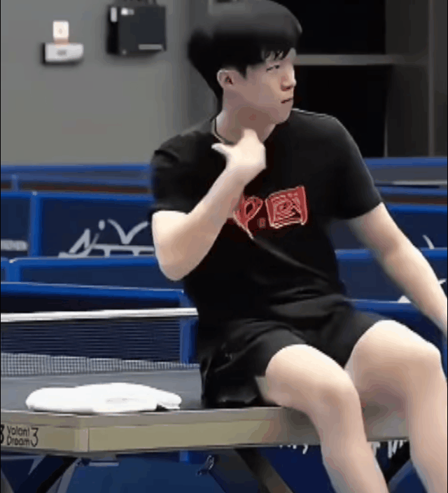 王队果然是个最好的大男孩，
训练间隙坐在球桌上休息，
休息完之后把自己坐过的地方