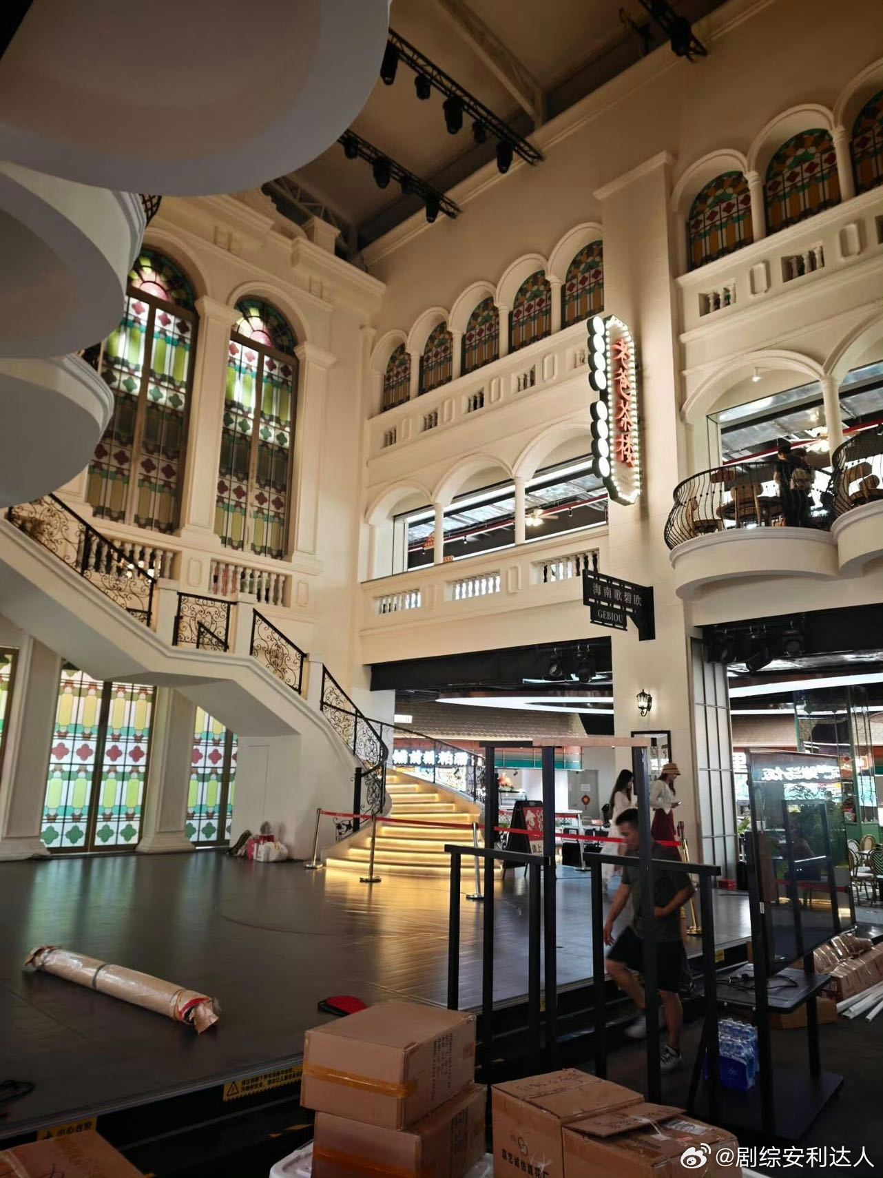 奔跑吧复古风置景奔跑吧民国风置景奔跑吧 明天《奔跑吧》的录制现场，置景透着复古韵